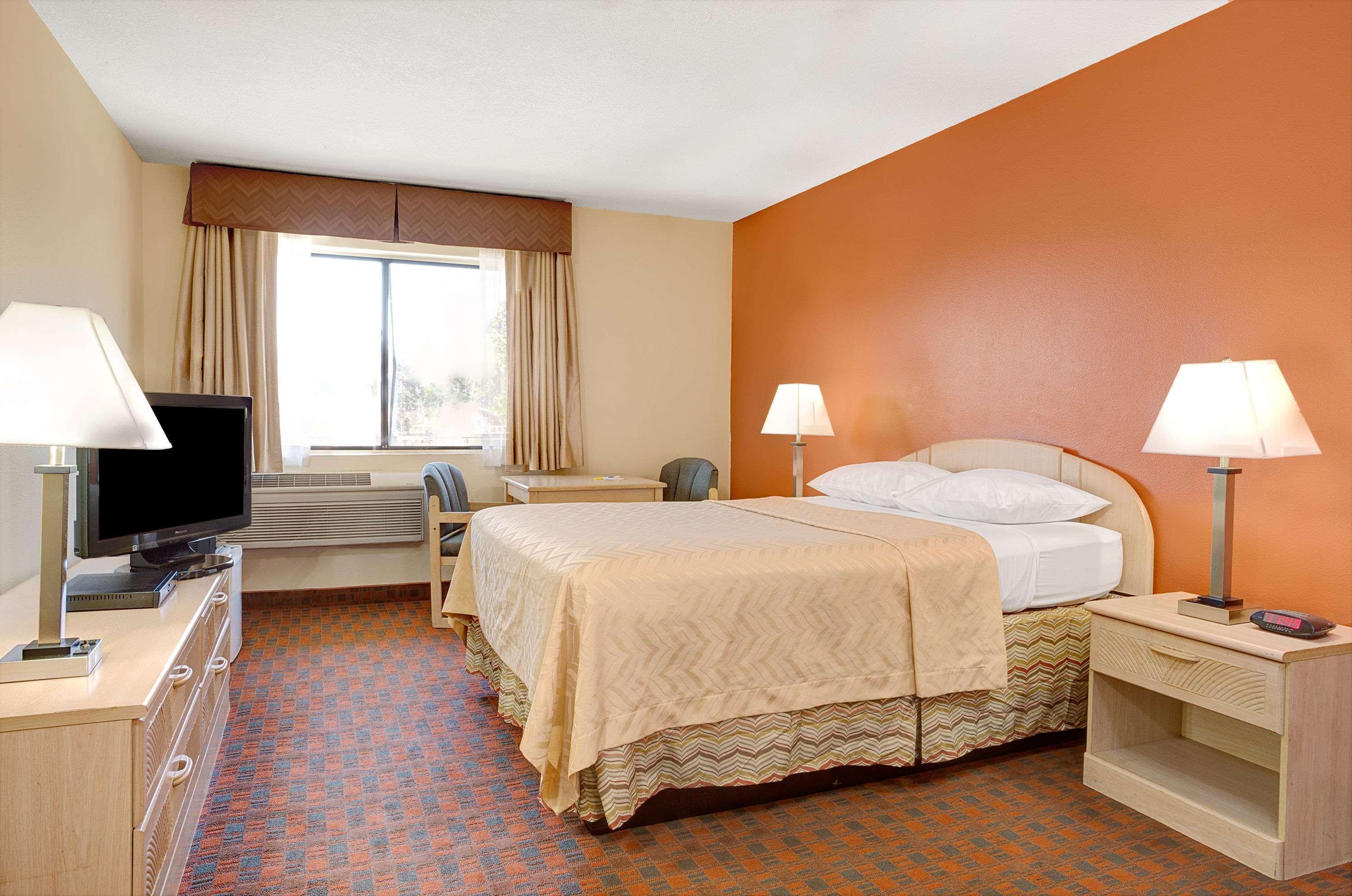 Days Inn By Wyndham Woodland Bagian luar foto