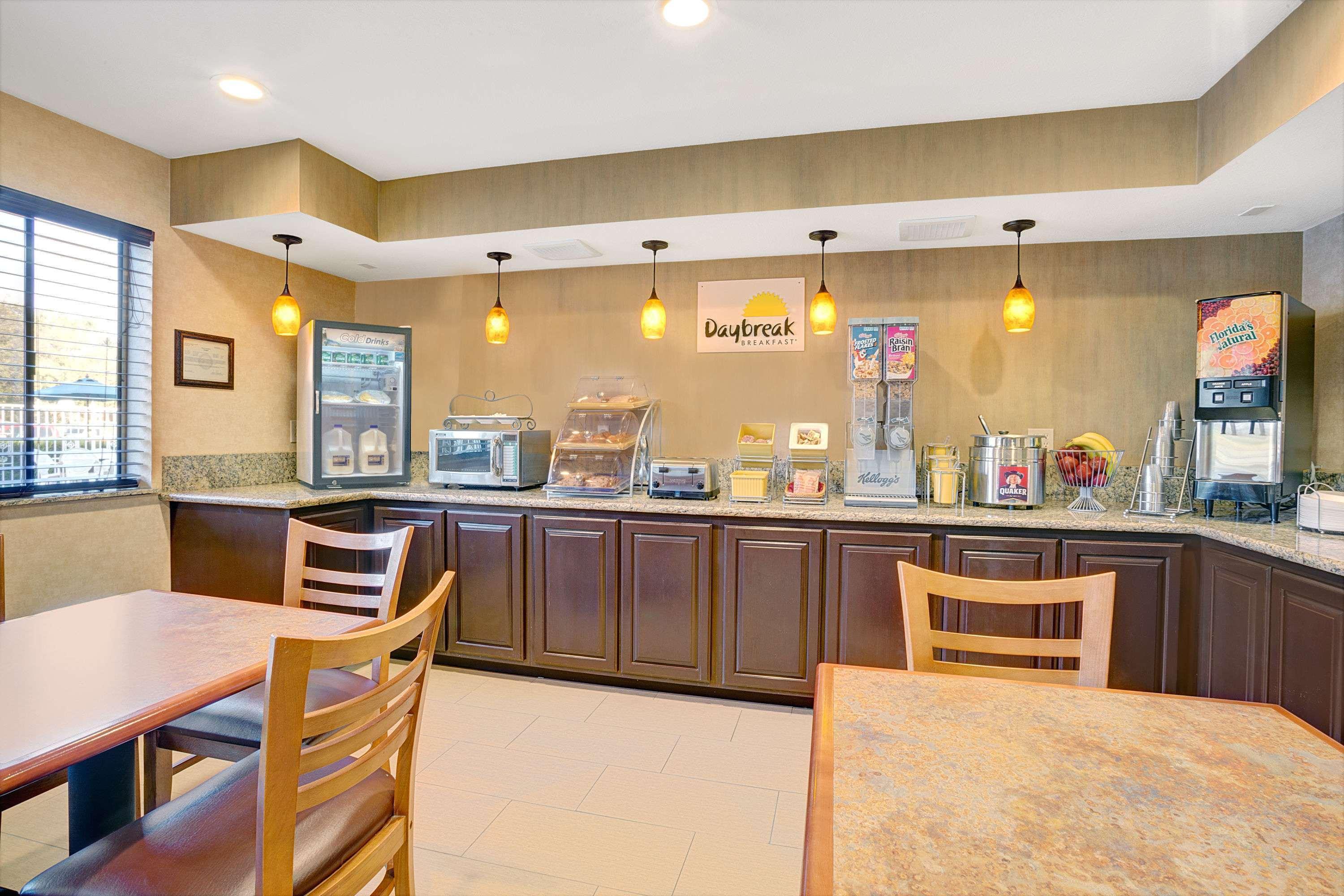 Days Inn By Wyndham Woodland Bagian luar foto