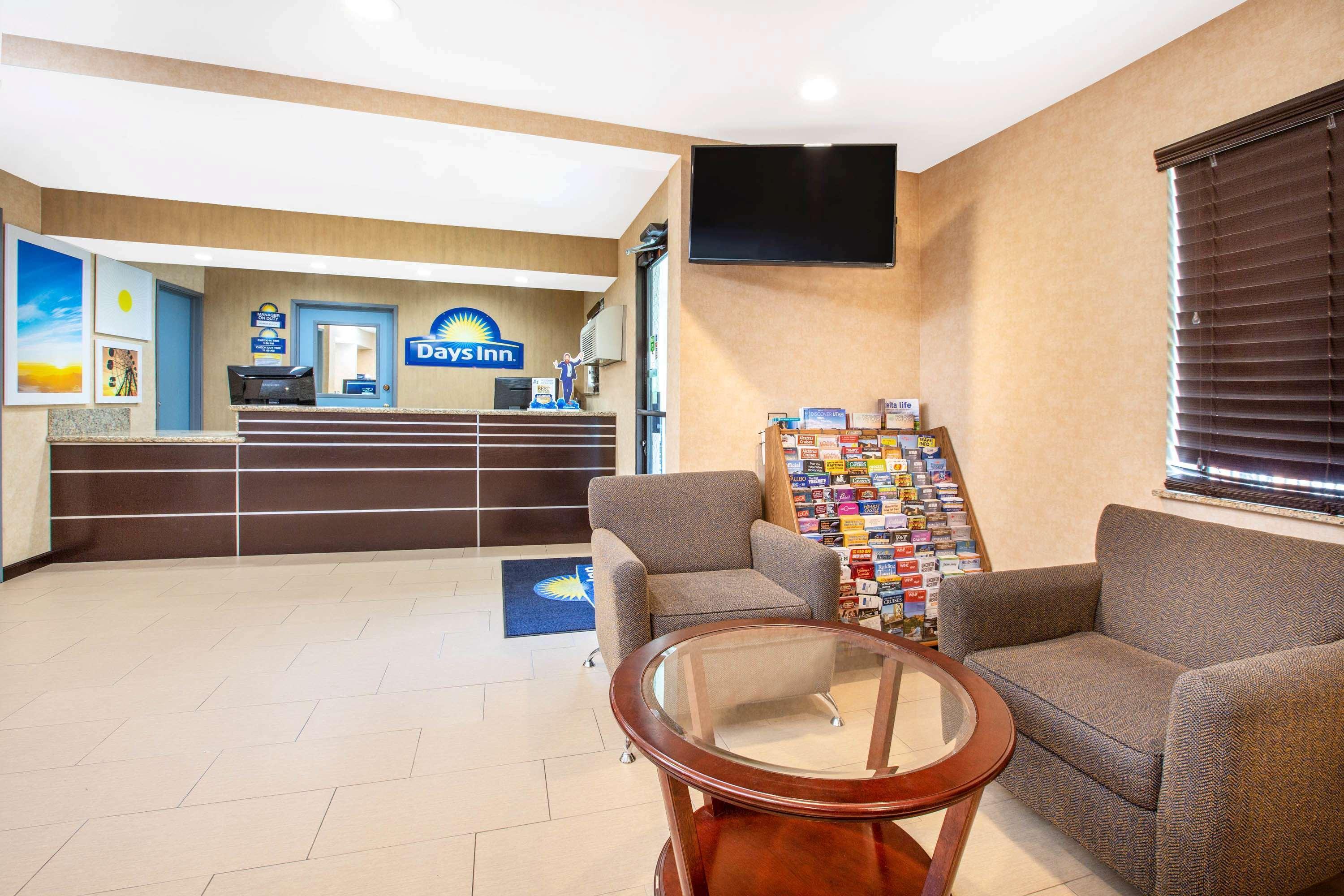 Days Inn By Wyndham Woodland Bagian luar foto