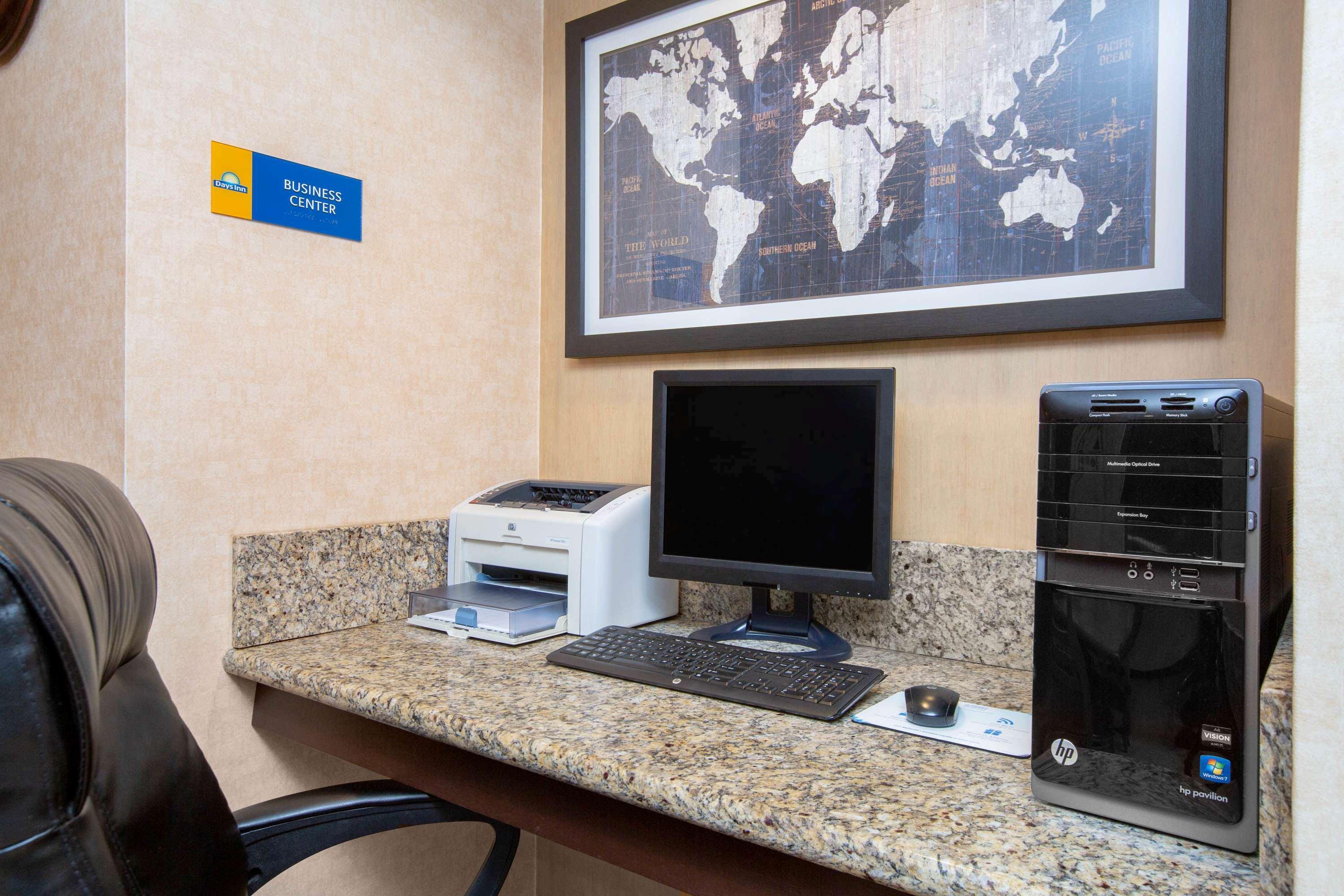 Days Inn By Wyndham Woodland Bagian luar foto