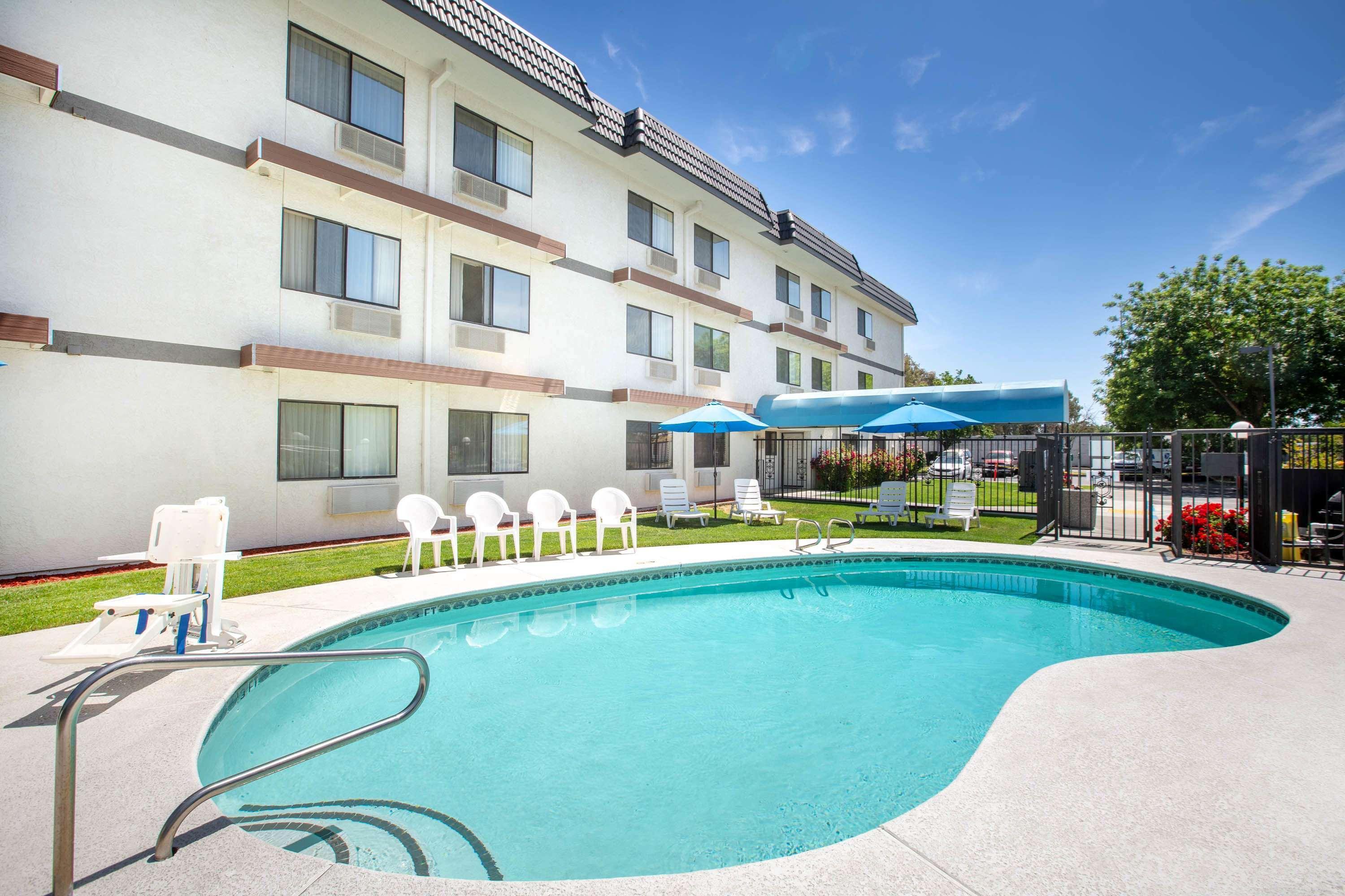 Days Inn By Wyndham Woodland Bagian luar foto